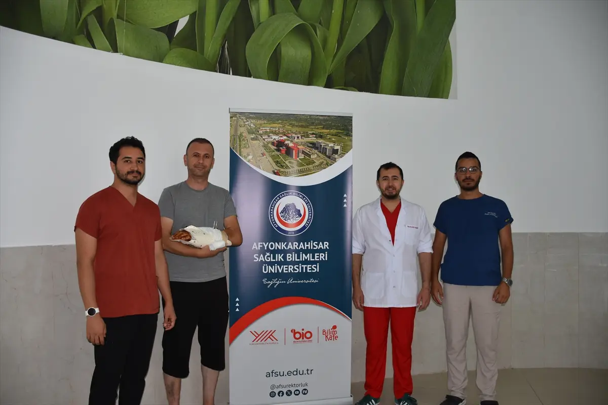 Bilekten kopmak üzere olan eli, 12 saatlik operasyonla kurtarıldı