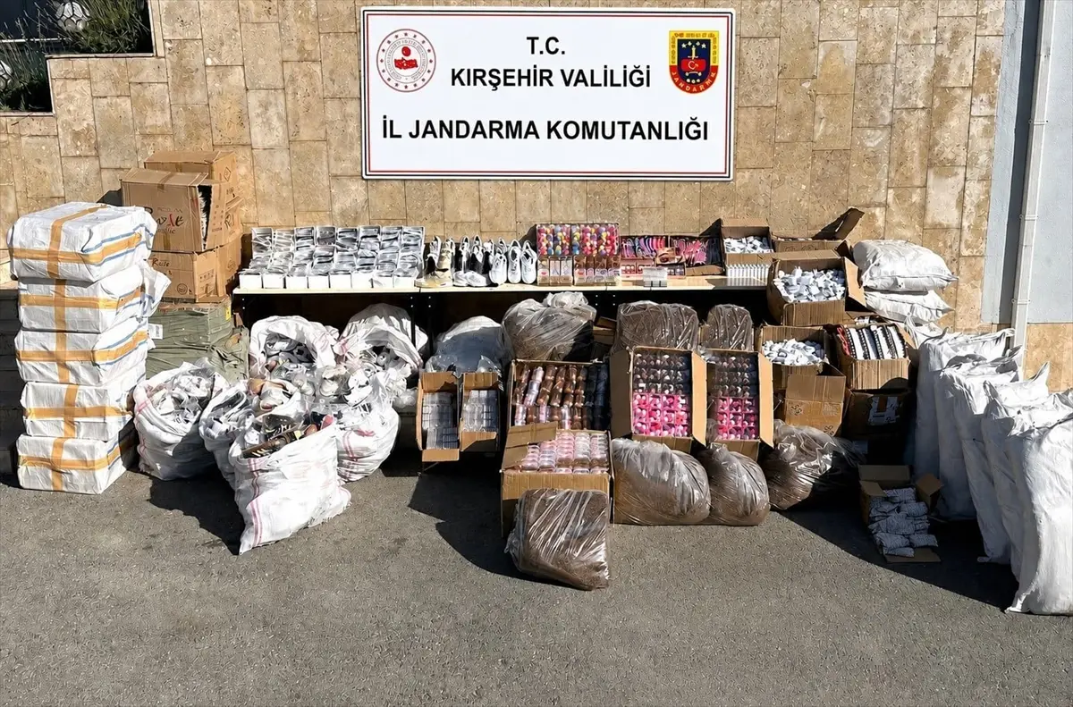 Kırşehir'de kaçakçılık operasyonu: 5 bin ürün ve 500 kg çay ele geçirildi
