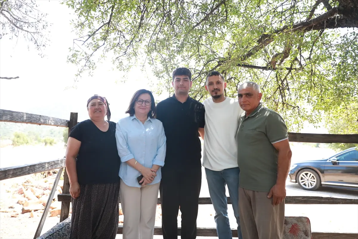 Başkan İlkay Akca, Tıp kazanan Ahmet Deniz'i tebrik etti