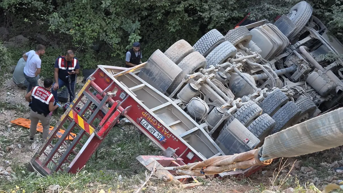 Sakarya Akyazı'da ağır yük aracı devrildi: Sürücü öldü