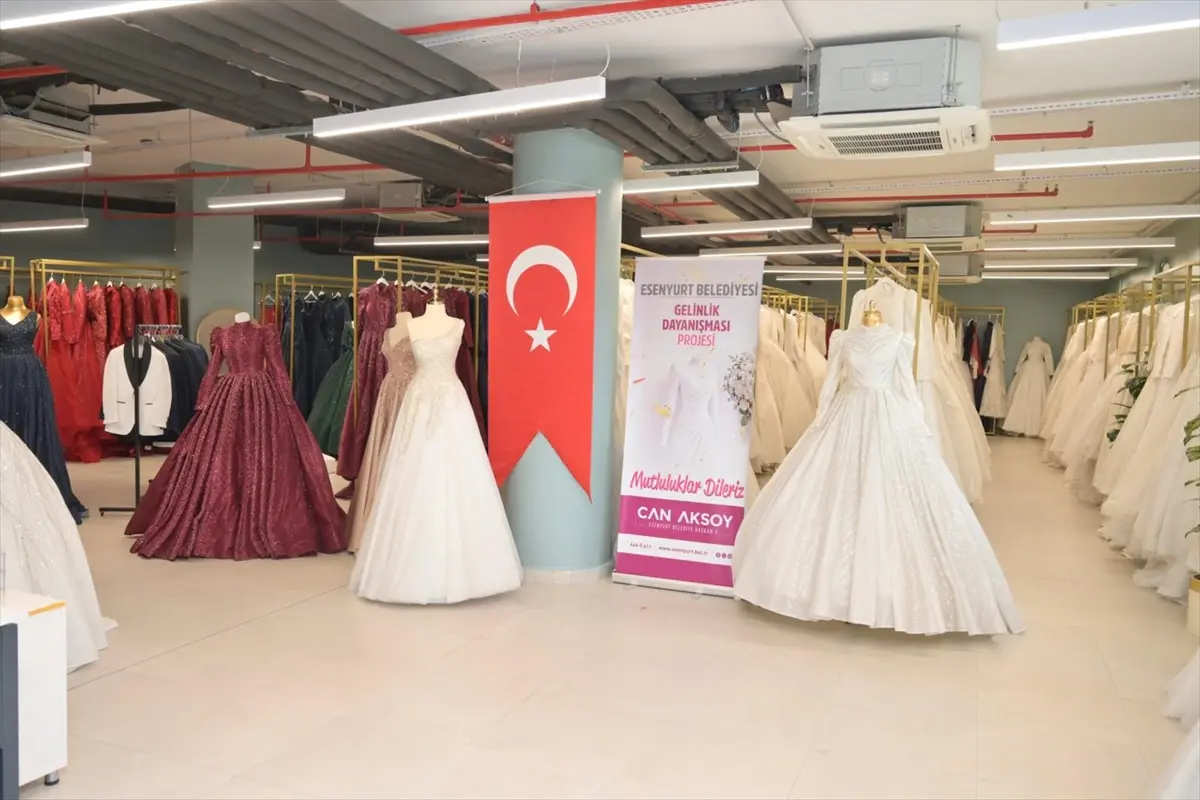 Bağışlanan gelinlikler Esenyurtlu çiftlerin yüzünü güldürüyor