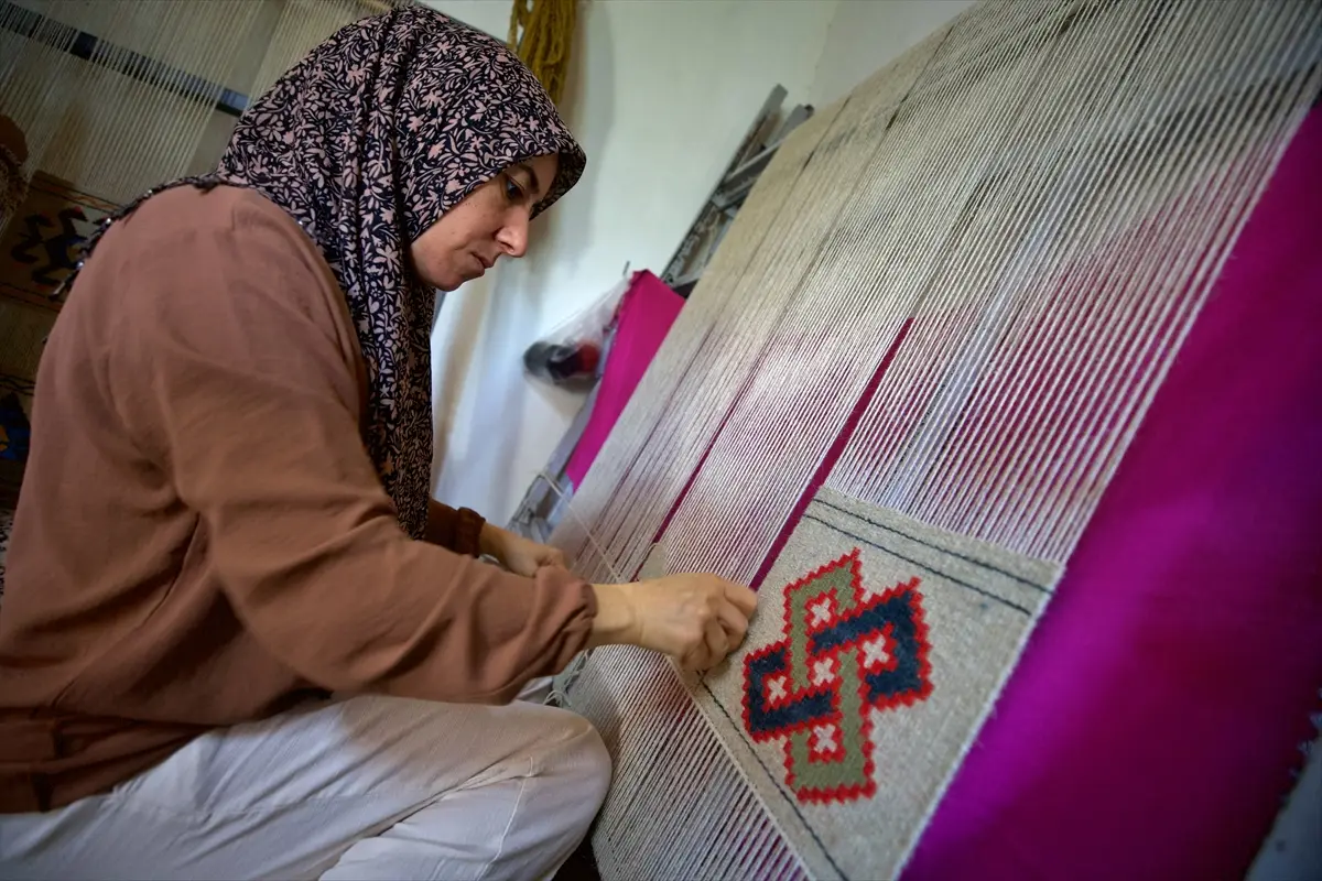 Osmaniye'de Kadınlar Kooperatifle Tescilli Kilim Dokuyor