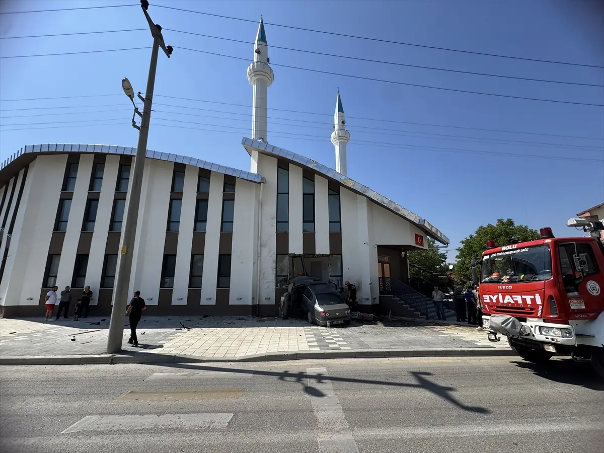 Otomobil cami duvarına çarptı, 2 yaralı