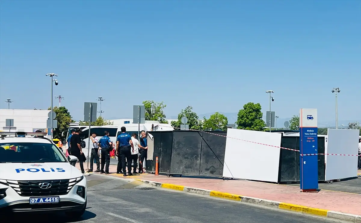 Antalya Havalimanı'nda silahlı saldırı: Kadın hayatını kaybetti