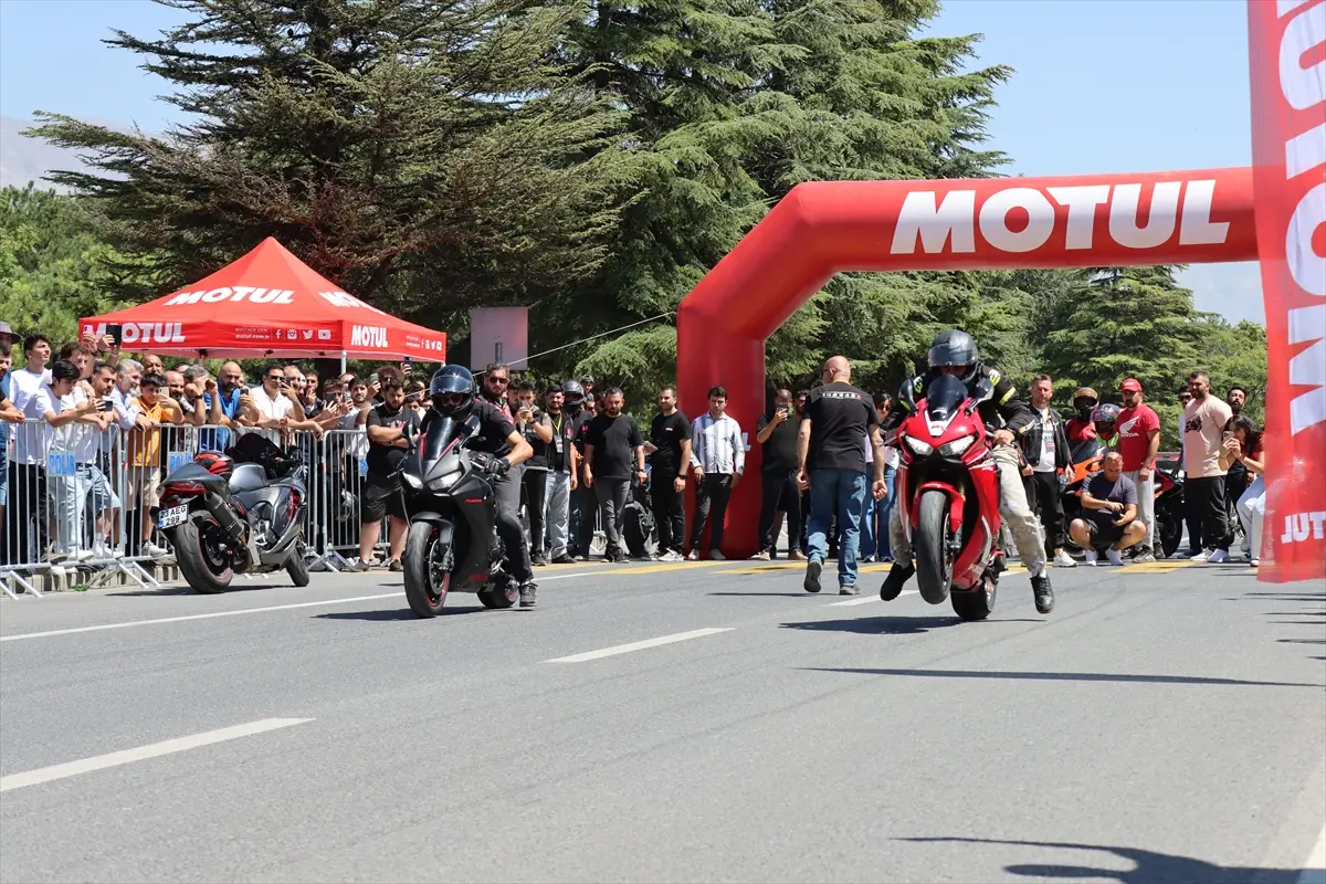 Erzincan'da Motodrag yarışları: Motosiklet tutkunları buluştu