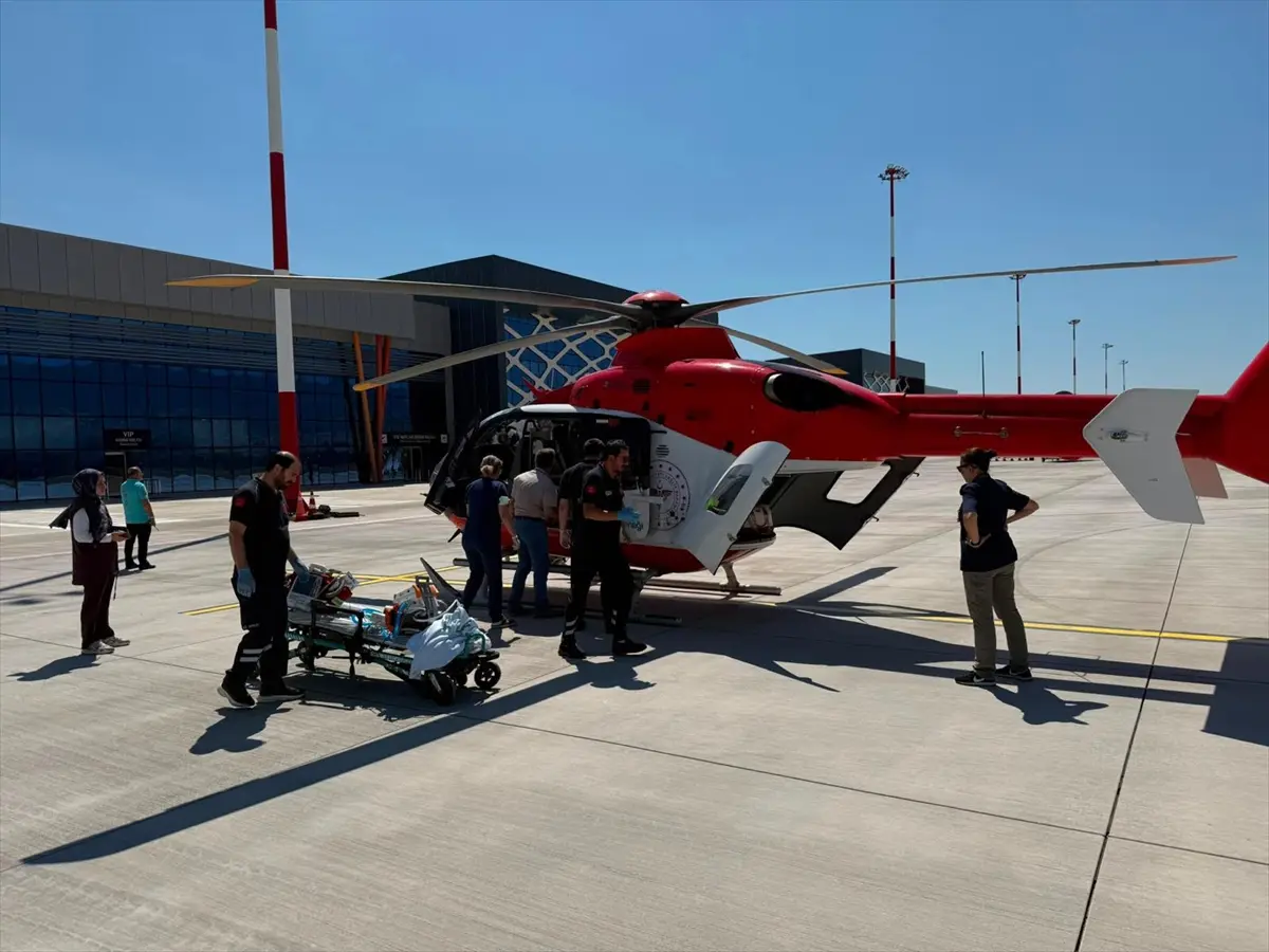 Tokat'ta tedavi gören bebek ambulans helikopterle İstanbul'a sevk edildi