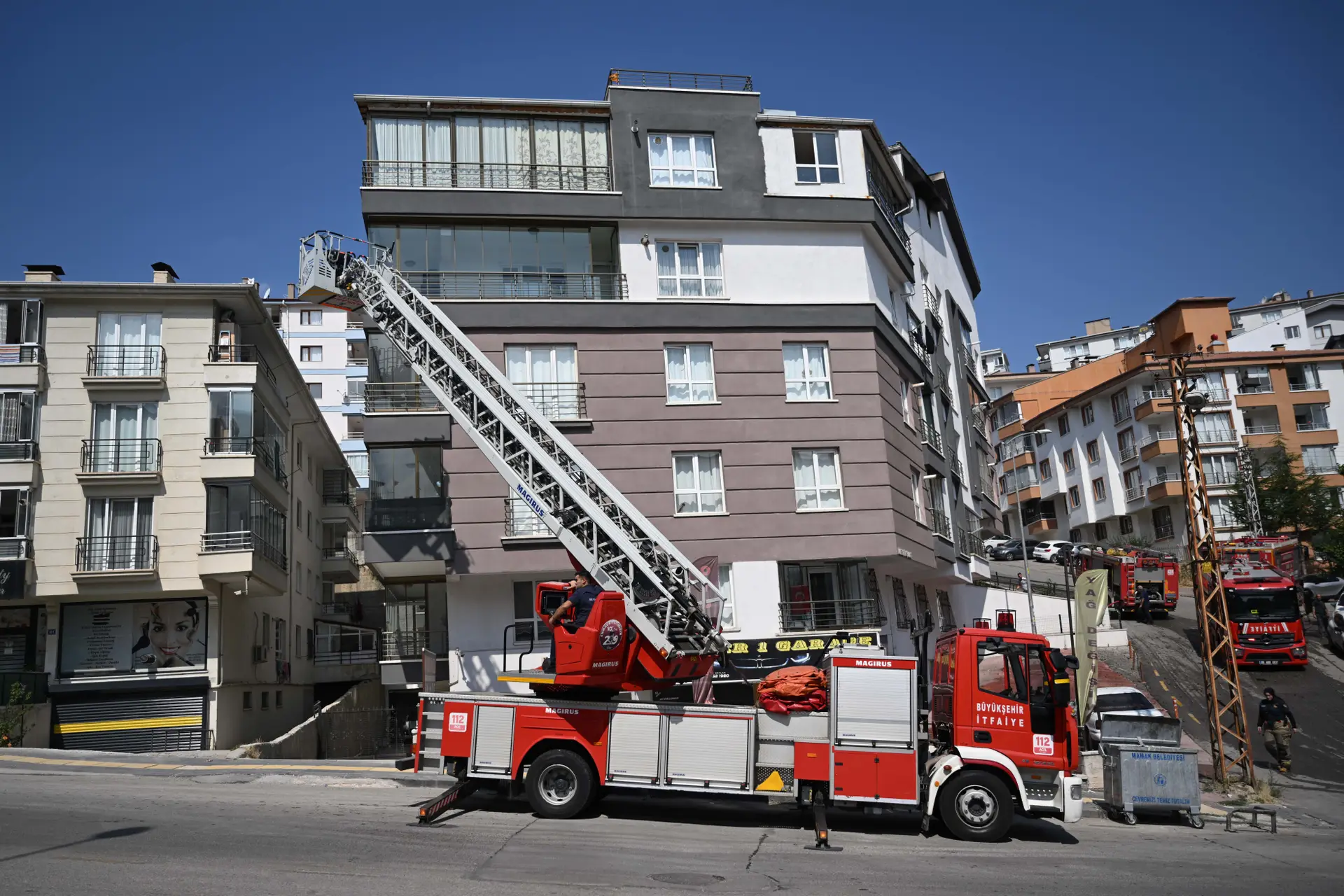 Ankara Mamak'ta Çatı Yangını: Bir Kişi Kurtarıldı