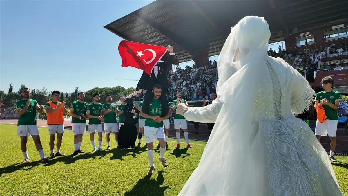 Final maçını kaçırmak istemeyen çift, gelinlik ve damatlıkla stadyuma geldi