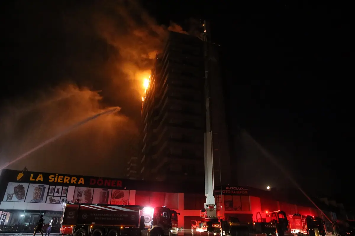 Diyarbakır'da plazada çıkan yangında 5 kişi dumandan etkilendi