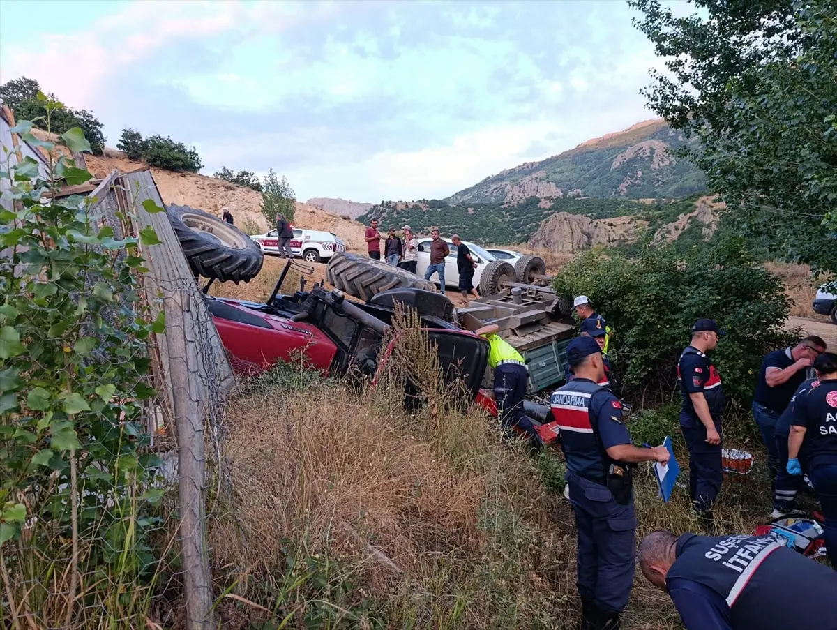 Sivas'ta traktör şarampole devrildi: 4 yaralı hastanede
