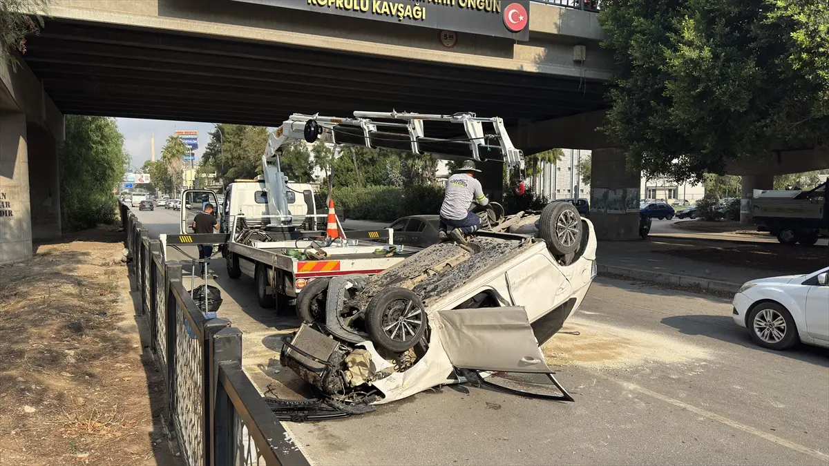 Adana'da köprüden düşen otomobil kazası: Sürücü yaralandı