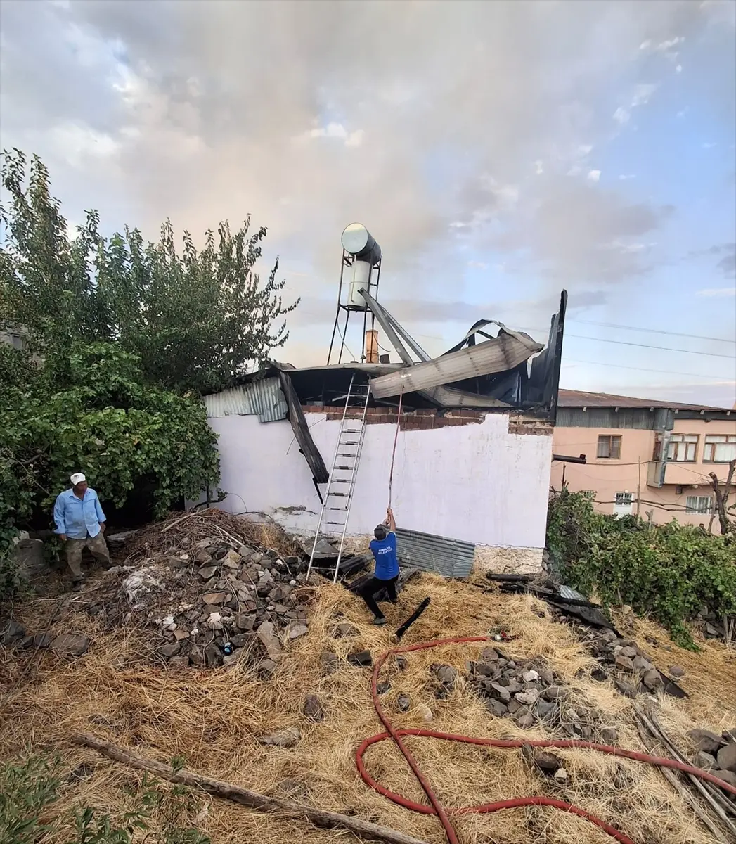 Erzincan Kemaliye'de yangın: 8 ev kül oldu, Vali Aydoğdu'dan destek