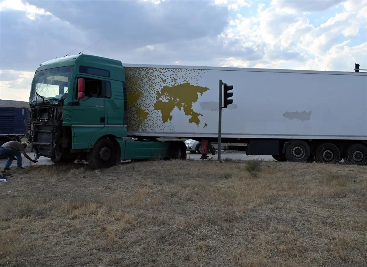 Kırıkkale'de otobüs ve iki tır çarpıştı: Bir kişi yaralandı
