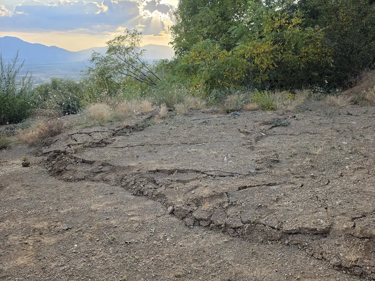 Erzincan Üzümlü'de toprak kayması: 6 bağ evi tahliye edildi