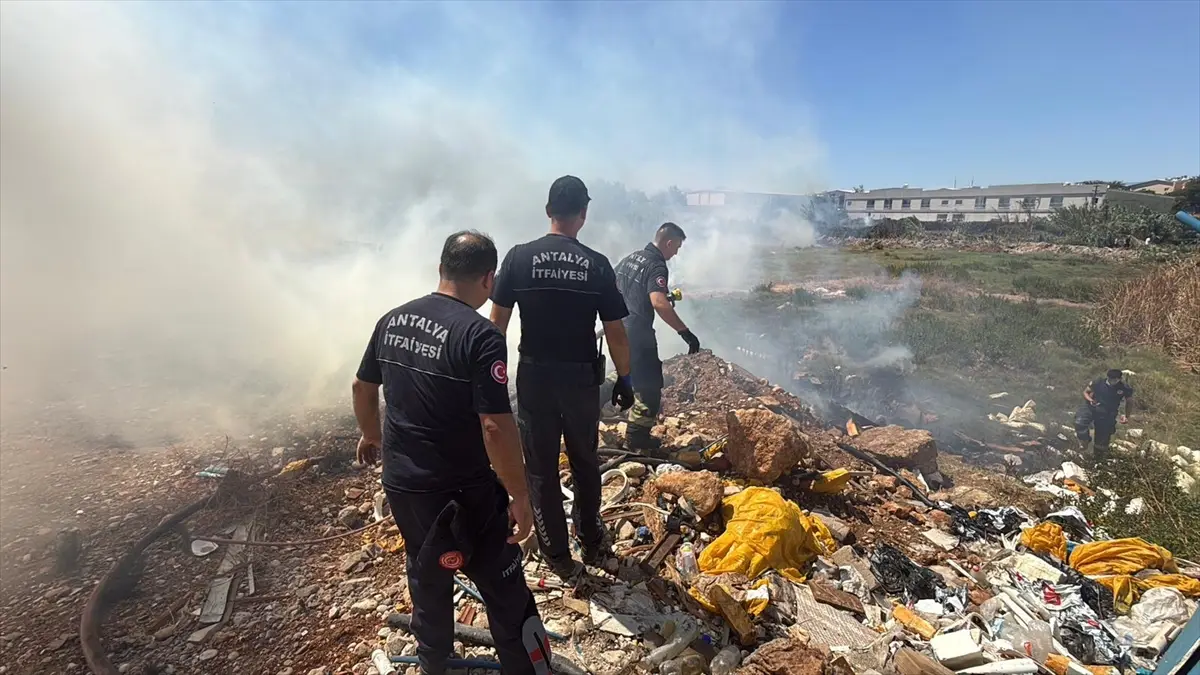 Antalya Kepez'de çıkan yangın ekiplerce söndürüldü