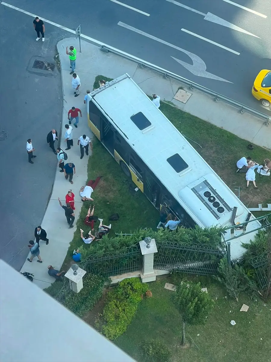 Zeytinburnu'nda İETT otobüsü duvara çarptı: 7 yaralı