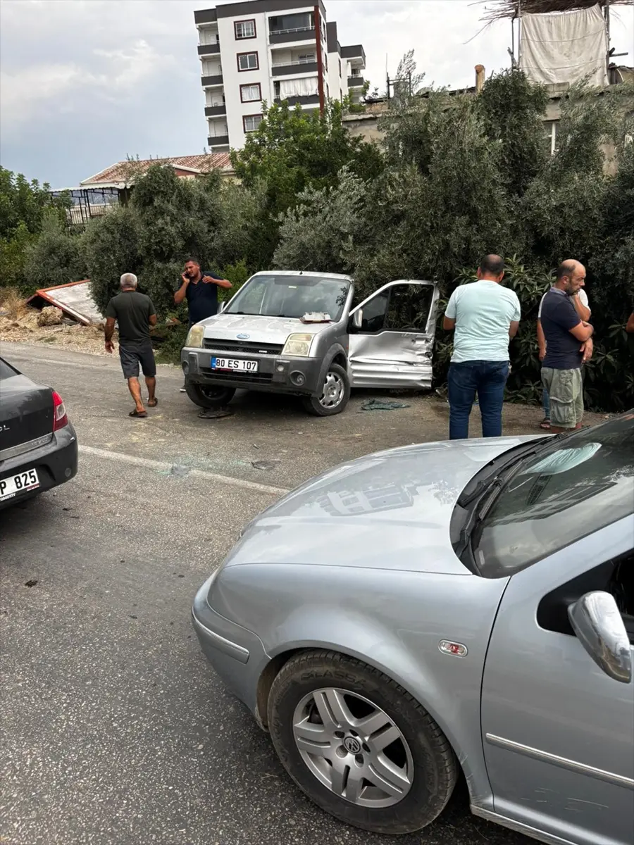 Kozan'da kaza: Panelvan çarptı, hafif ticari araçta 2 yaralı