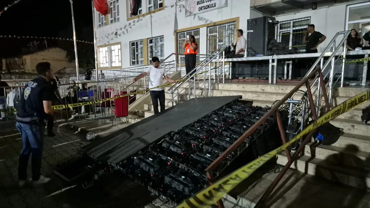 Elazığ'da festivalde LED ekran devrildi: 5 kişi yaralandı