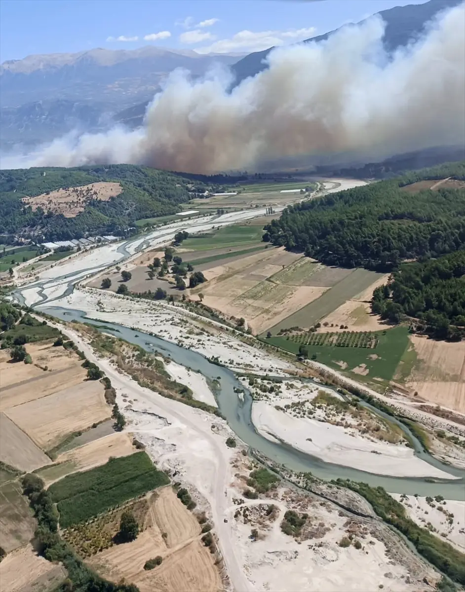 Muğla'daki orman yangını Antalya Kaş'a sıçrad