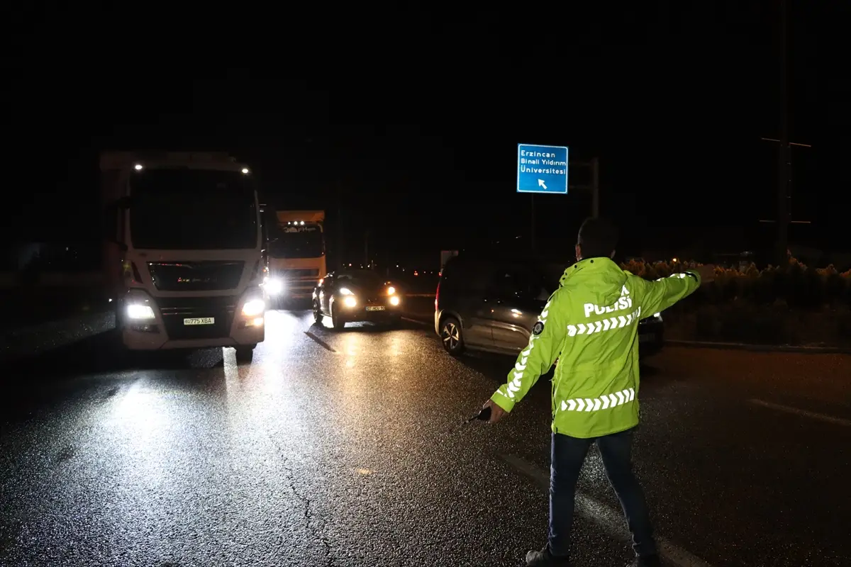 Erzincan-Sivas kara yolu heyelan sonrası yeniden ulaşıma açıldı