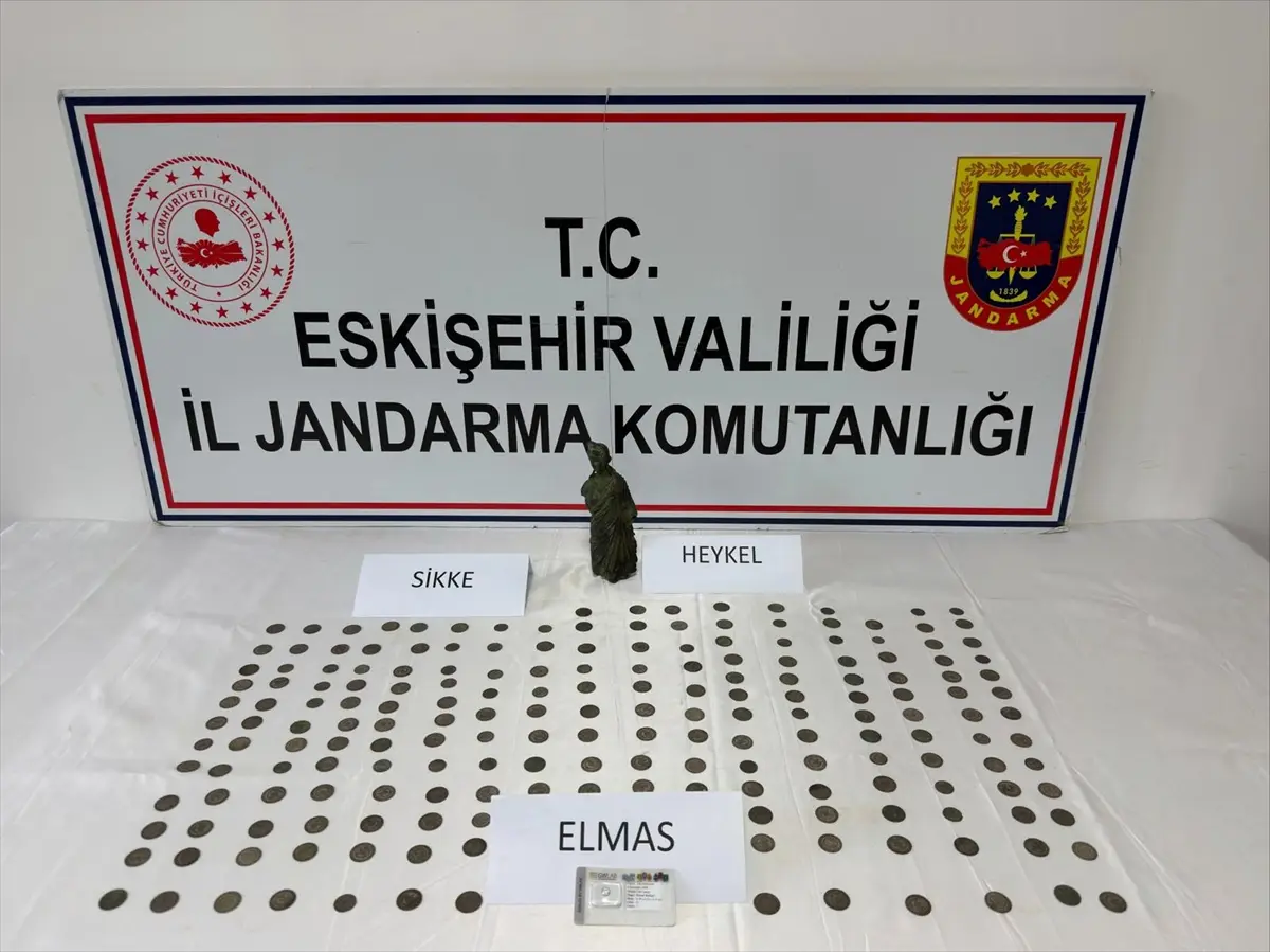 Eskişehir'de tarihi eser operasyonu: 194 sikke ele geçirildi