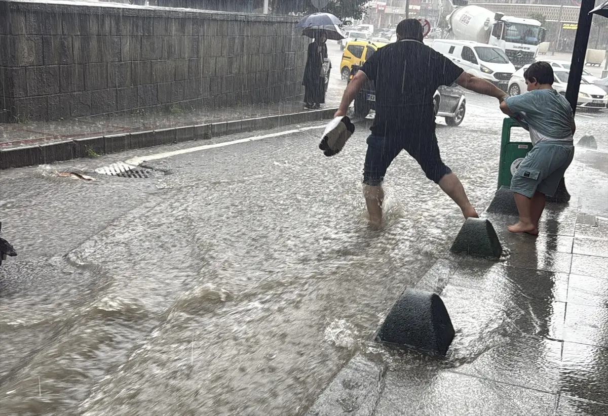 Rize'de sağanak etkili oldu: Cadde ve yollar su altında kaldı