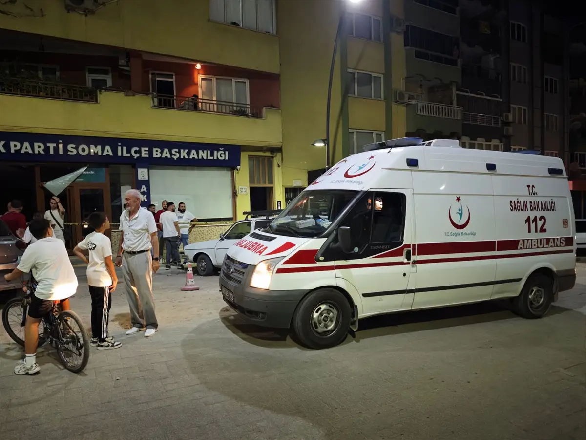 Manisa Soma'da AK Parti binasına otomobil girdi: Sürücü yaralı