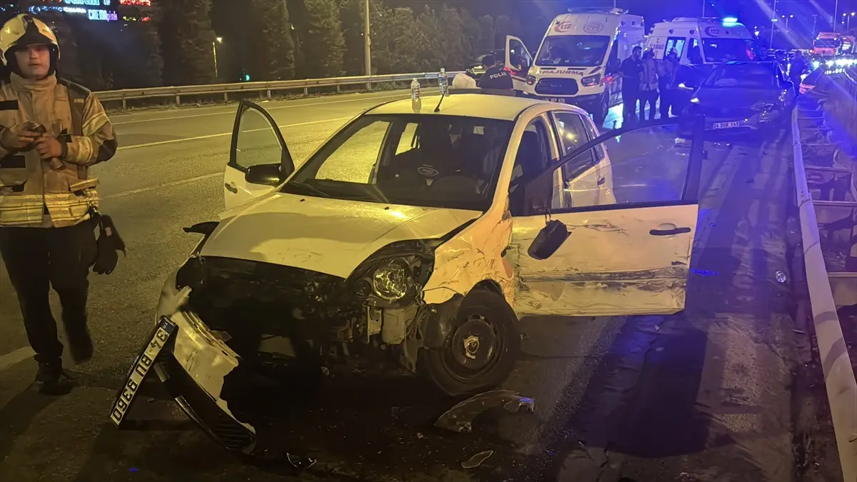 Ümraniye'de zincirleme trafik kazası: 3 yaralı, sürücü kaçtı