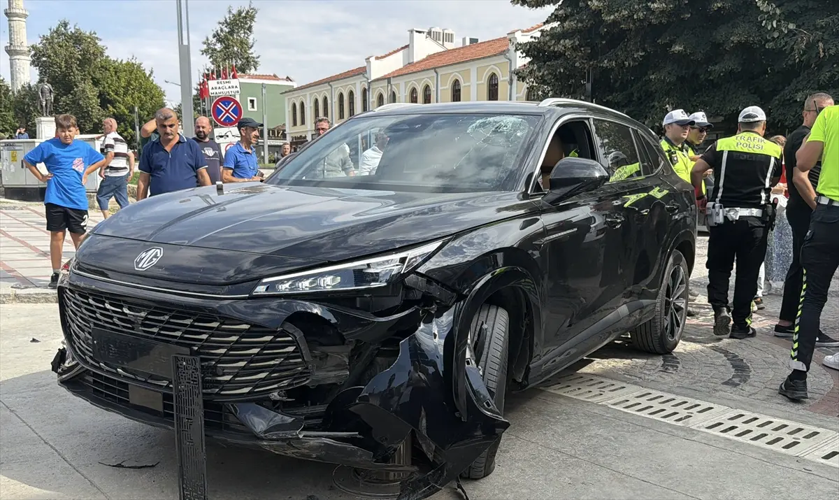 Edirne'de Trafiğe Kapalı Caddeye Giren Otomobil Dubalara Çarptı