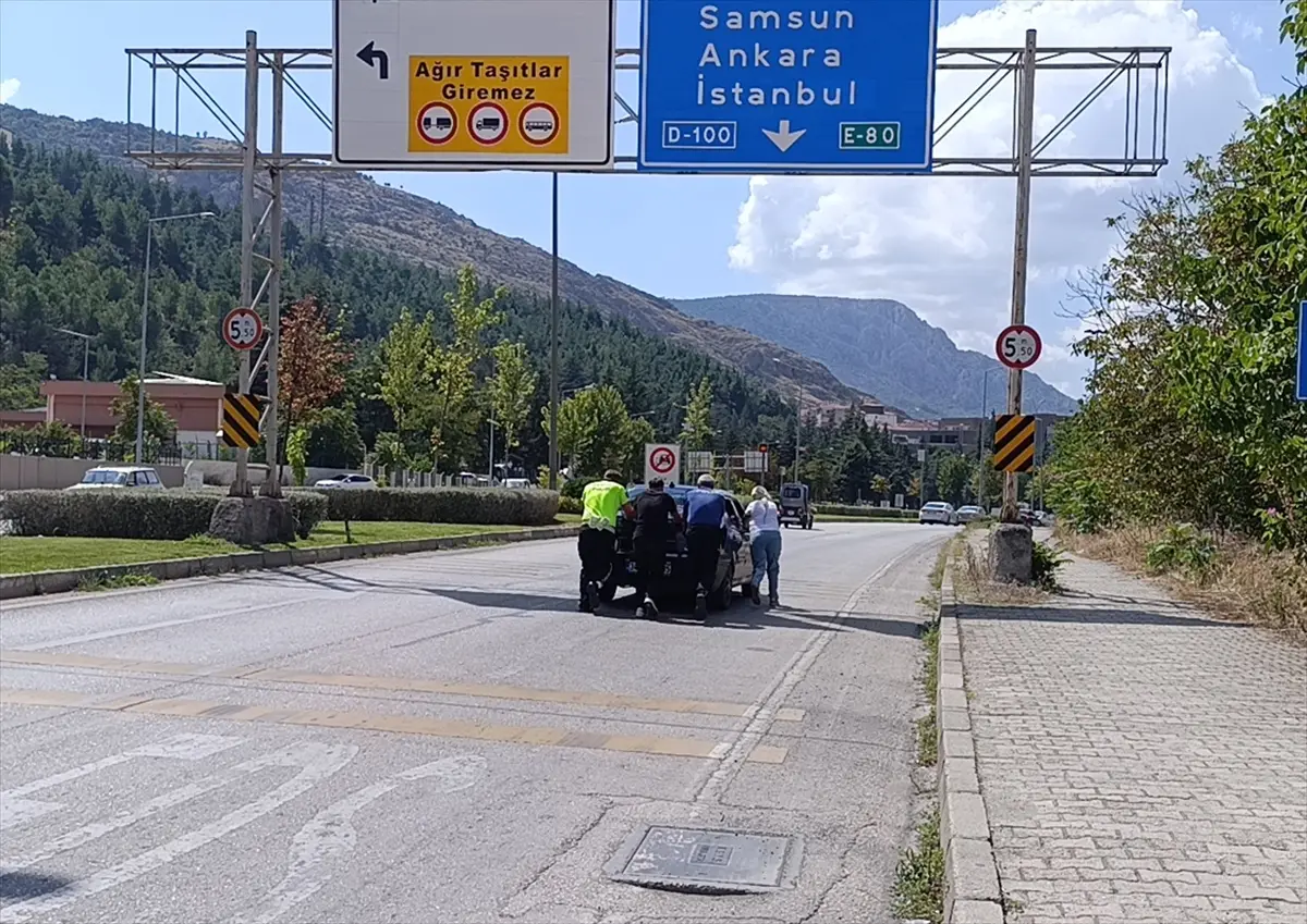 Amasya Polisi Yolda Kalan Sürücüye Anında Yardım Etti