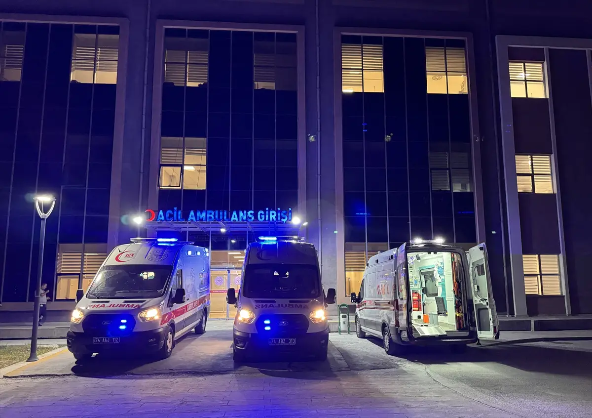 Bartın'da fındık işçilerini taşıyan araç devrildi: 8 yaralı