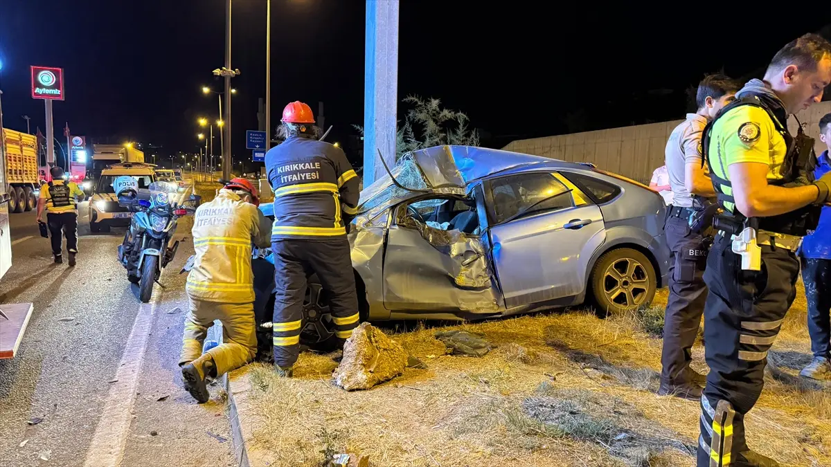 Kırıkkale'de kaza: Otomobil sürücüsü direğe çarparak yaralandı