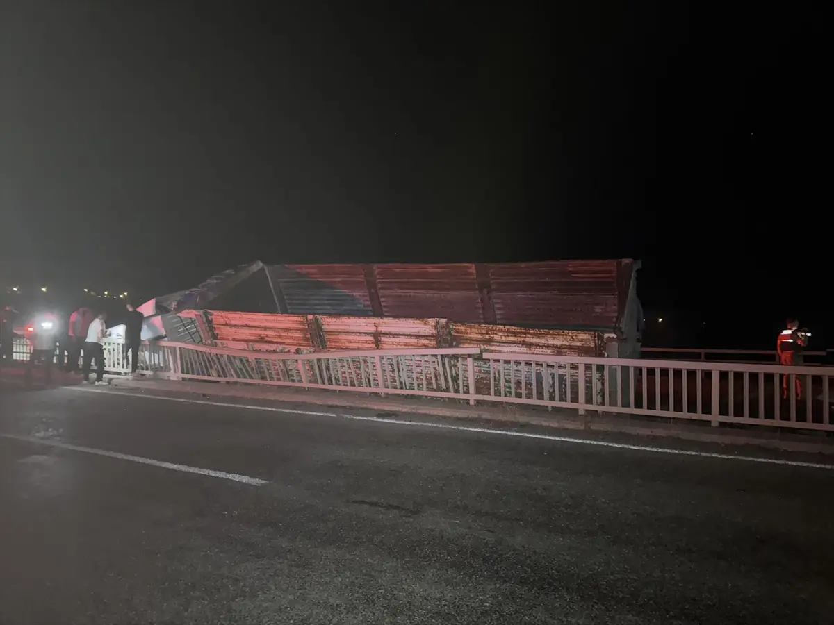 Erzurum Oltu'da tır köprü kenarına devrildi: Sürücü yaralı