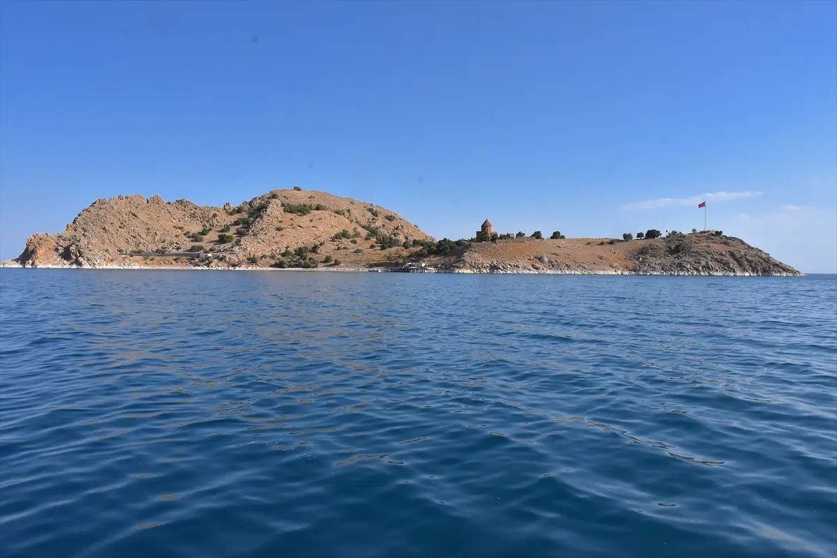 Akdamar Kilisesi'nde 14. ayin Van Gölü'nde dualarla başladı