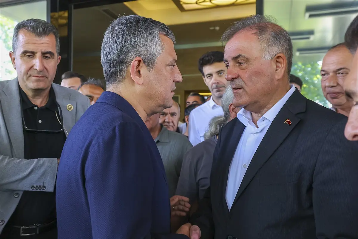 Özgür Özel: Nuri Aslan'a taziye ziyaretinde bulundu