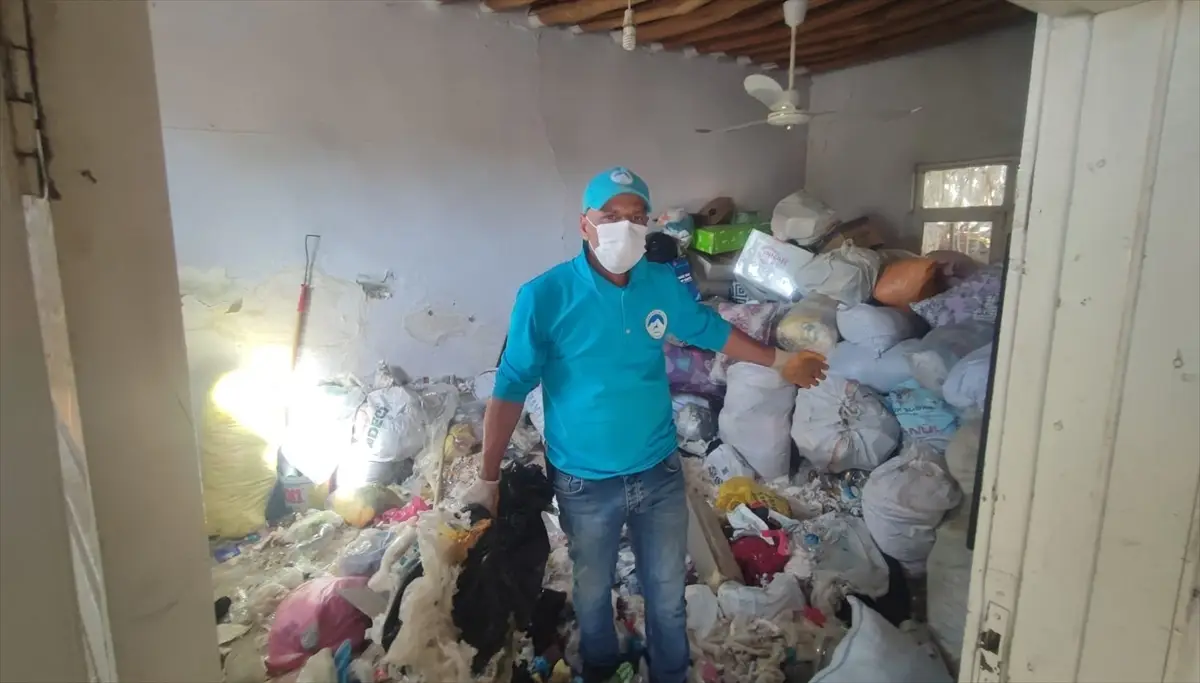 Şanlıurfa Ceylanpınar'da çöp evden 8 kamyon atık çıkarıldı