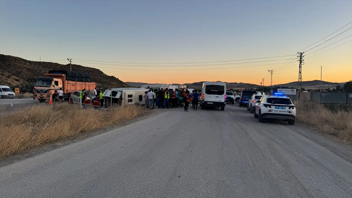 Kırıkkale'de trafik kazası: İşçi servisi devrildi, 14 yaralı