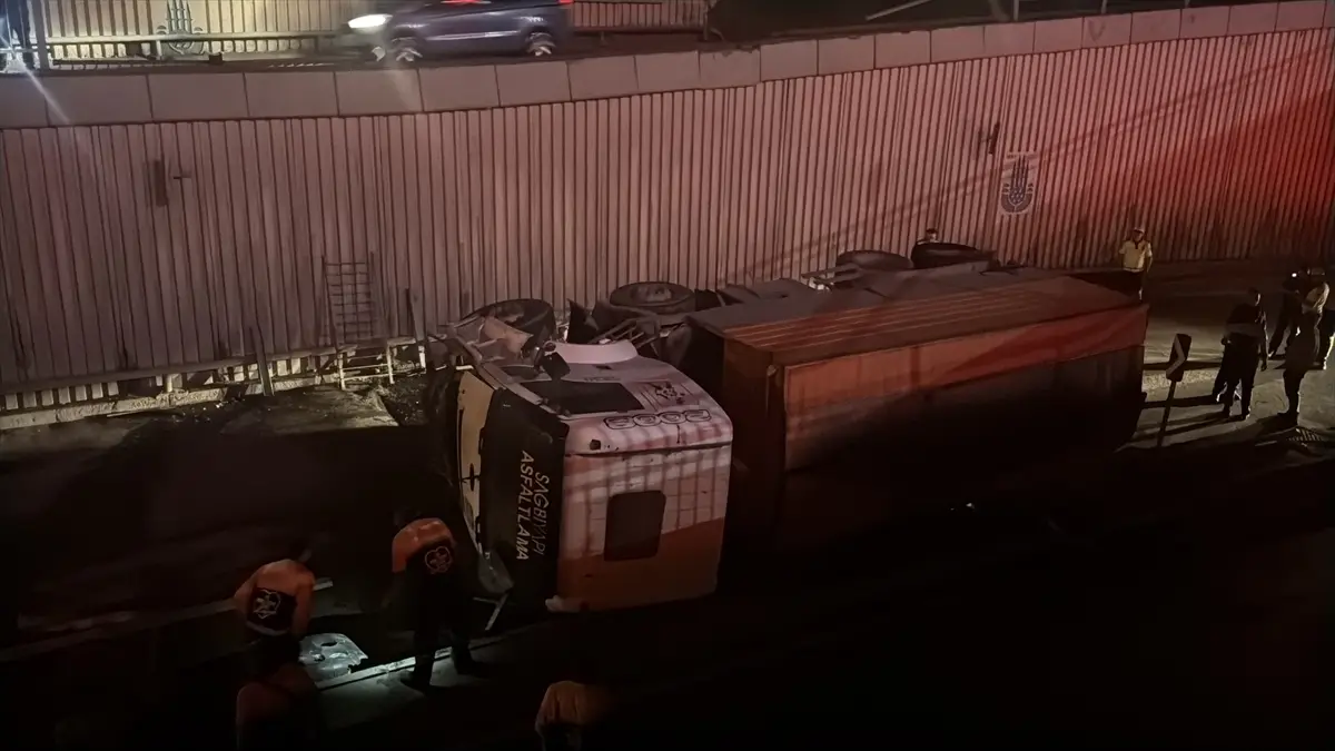 Avcılar'da İBB asfalt kamyonu kazası: Sürücü yaralı