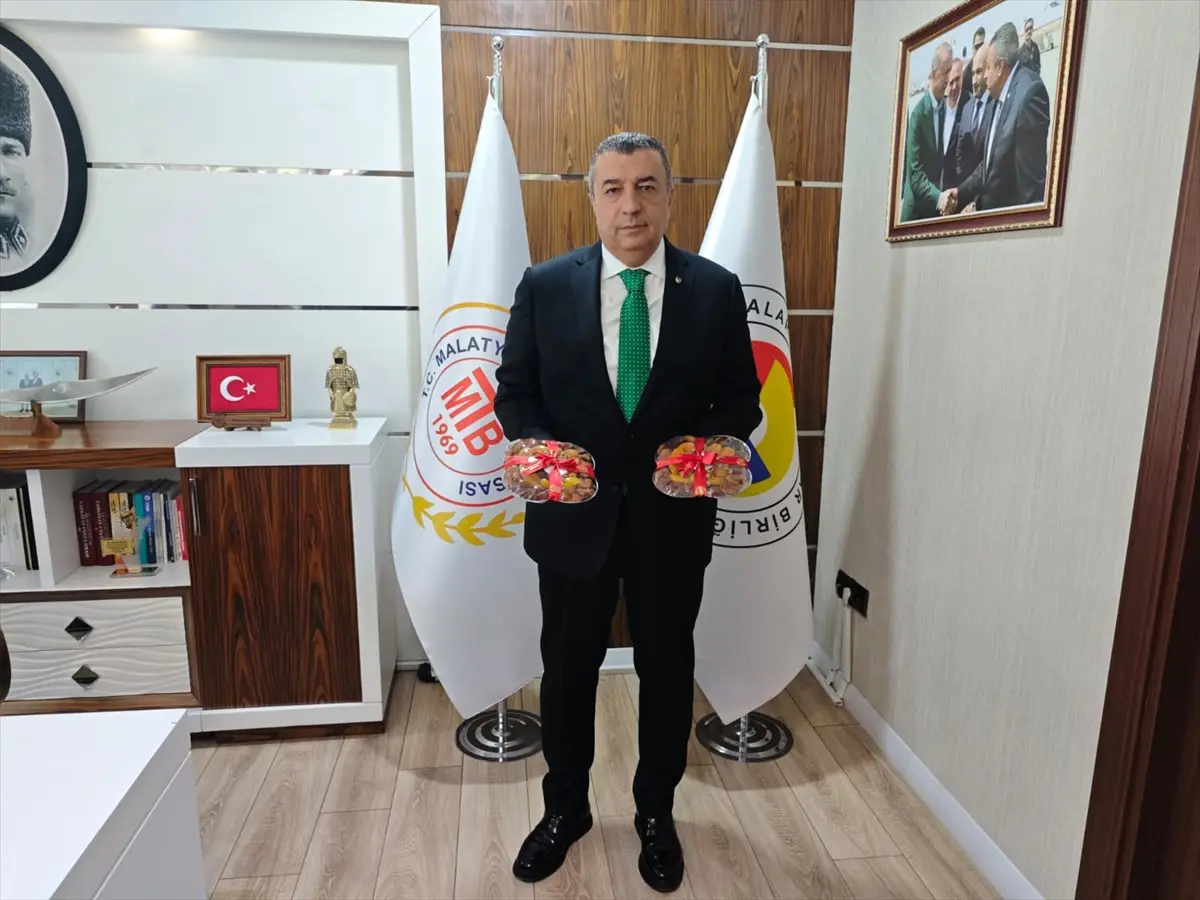 Malatya'da İHA Yarışmacılarına Yarım Ton Kuru Kayısı Dağıtıldı