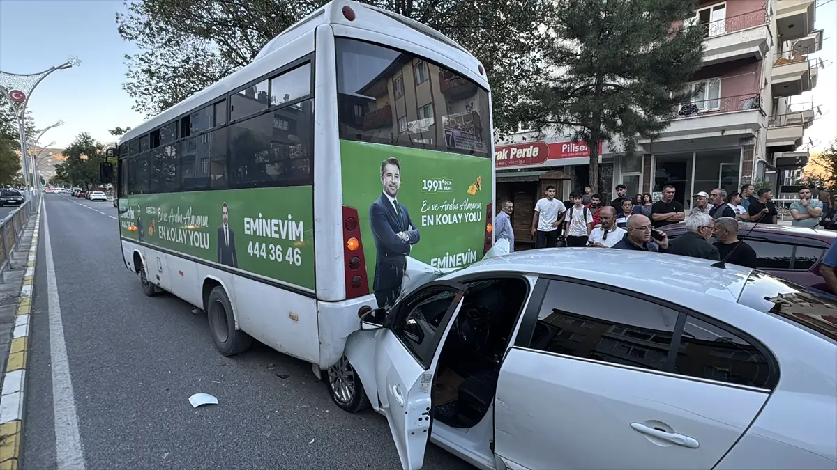 Erzincan'da belediye otobüsü kazası: Sürücü ağır yaralı