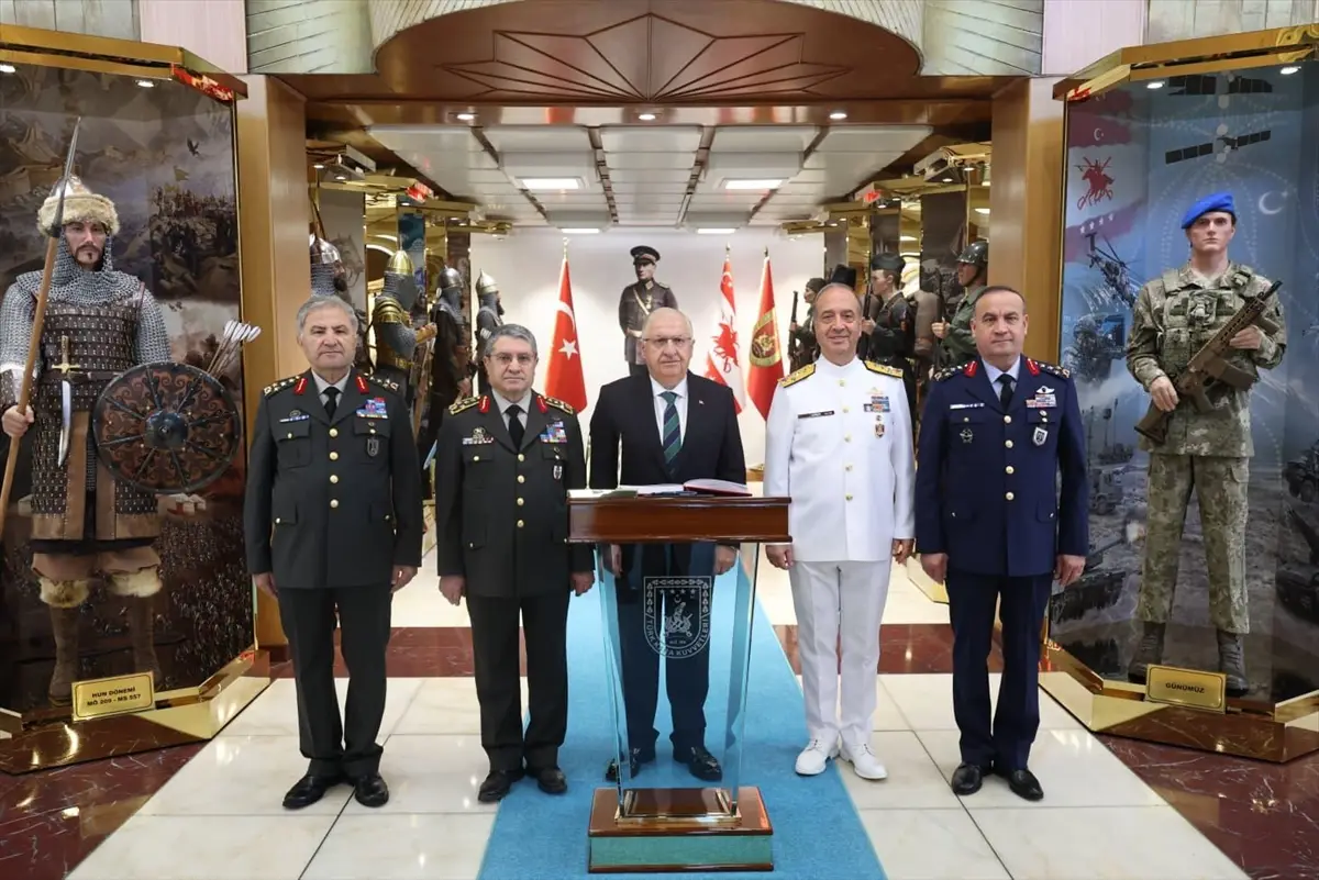 Milli Savunma Bakanı Yaşar Güler: Kara Kuvvetleri Komutanlığını ziyaret etti