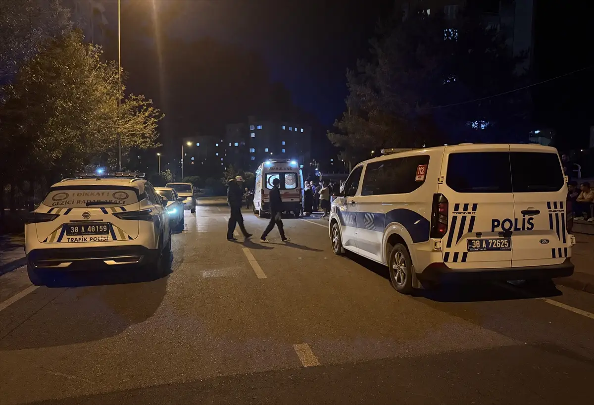 Kayseri Melikgazi'de bıçaklı kavga: 3 genç hastaneye kaldırıldı
