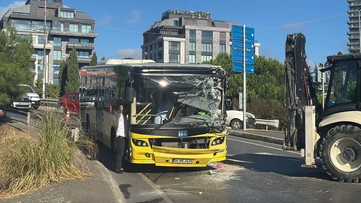 GÜNCELLEME - İETT otobüsü ile iş makinesinin çarpışması sonucu 5 kişi yaralandı