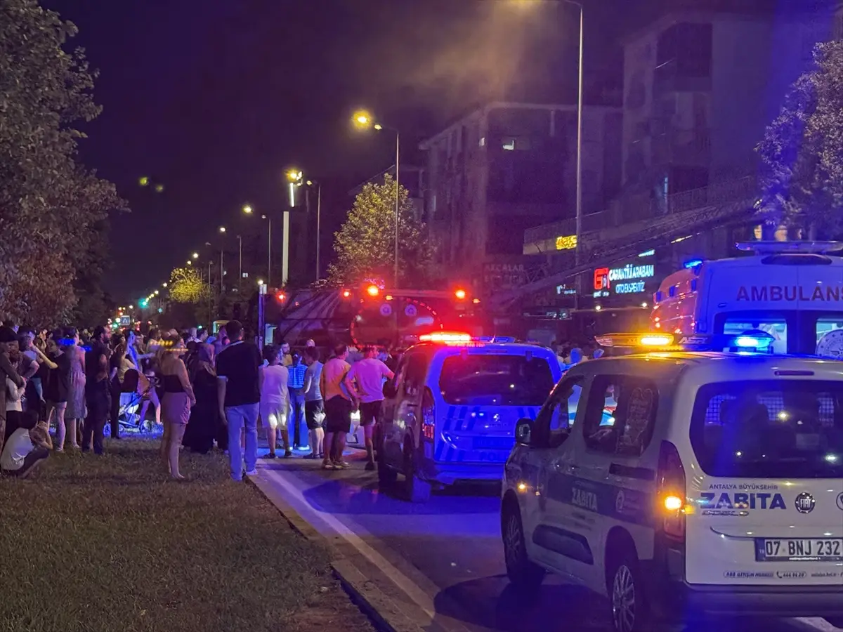 Antalya'da oto galeri yangını: Apartman da etkilendi