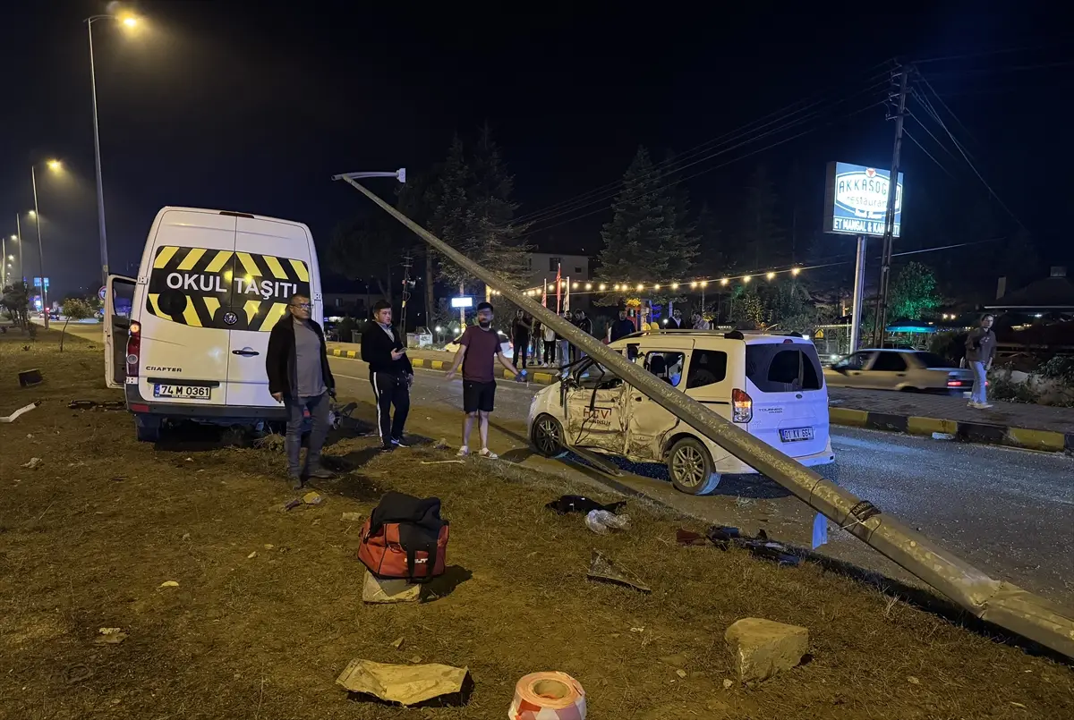 Bartın'da feci kaza: Düğün dönüşü 21 kişi yaralandı