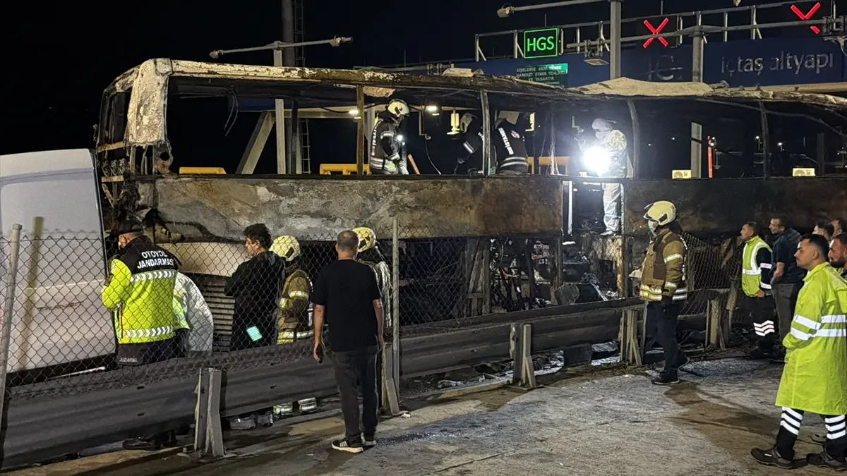 Eyüpsultan'da bariyerlere çarpan yolcu otobüsünde çıkan yangında 2 kişi öldü, 8 kişi yaralandı