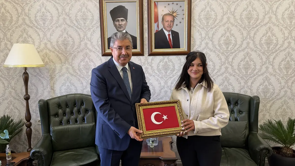 Vali Yılmaz: Bayrağı alan kurye Gülten Yeşil ile gurur duyuyoruz