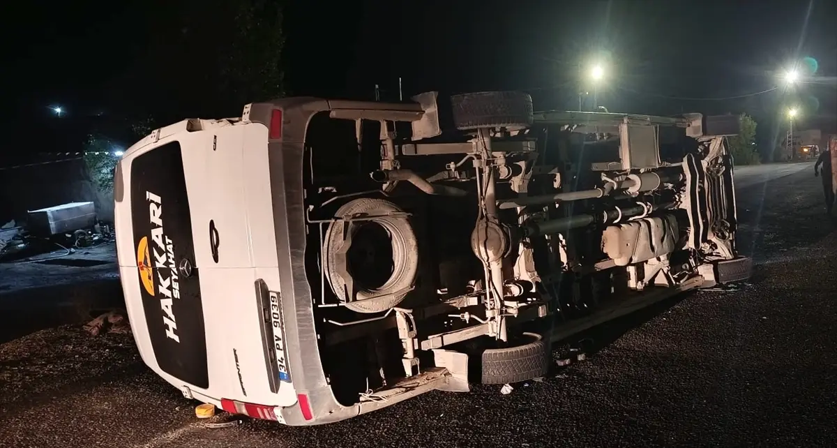 Van Başkale'de minibüs-kamyon çarpışması: 13 yaralı