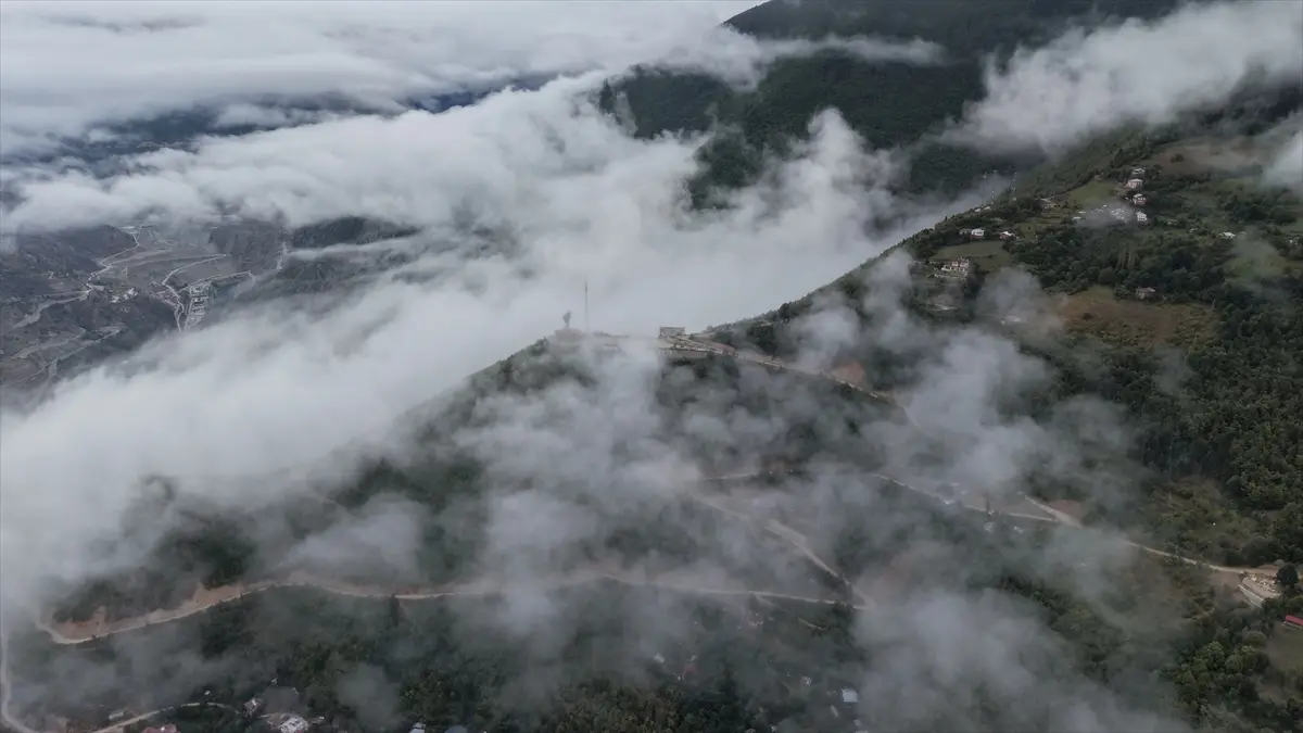 Artvin'i kaplayan sis bulutu drone ile havadan görüntülendi