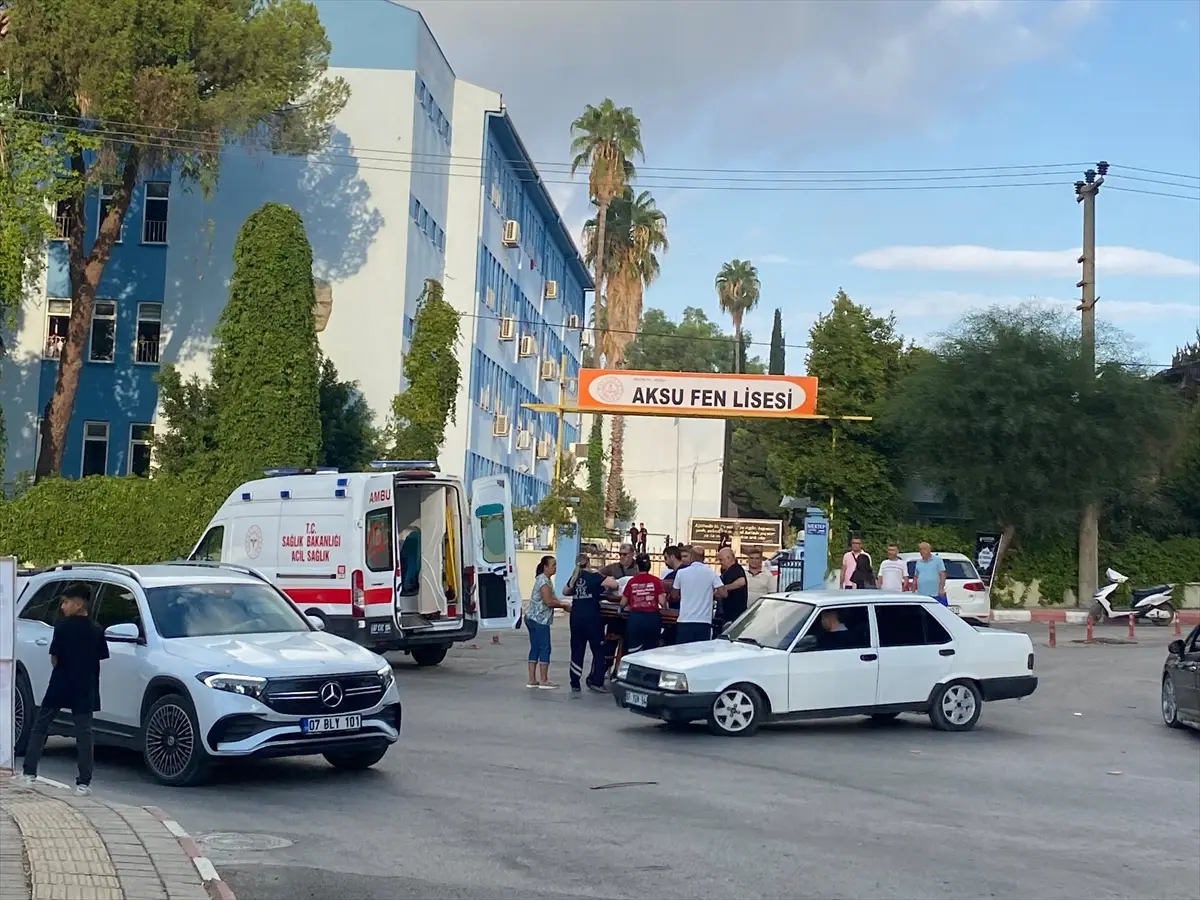 Prof. Dr. Özkan: Antalya'da kaza yerinde yaralıya ilk müdahale